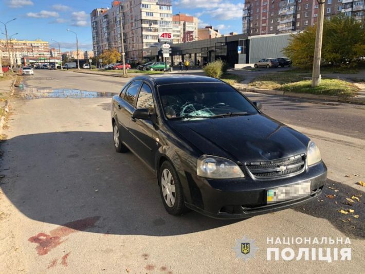 У Запоріжжі жінка потрапила під автомобіль – поліція шукає свідків ДТП