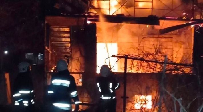 Під Запоріжжям пожежа охопила приватний будинок (фото)