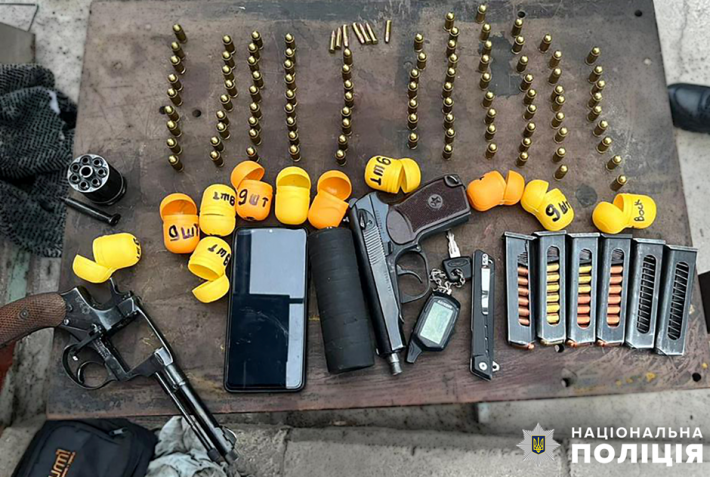 У Запоріжжі викрили групу осіб, які налагодили незаконний збут вогнепальної зброї та боєприпасів