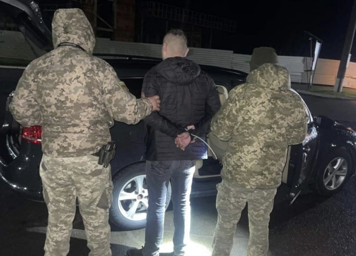 19- річна запоріжанка намагалася незаконно вивезти свого хлопця закордон