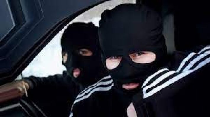 Зіткнули з дивана і пограбували: у Запоріжжі два рецидивісти вдерлися в будинок до пенсіонера (фото)
