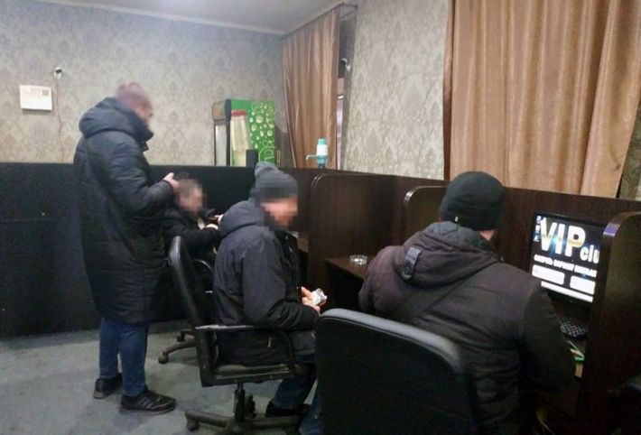 У Запоріжжі нелегальний азартний заклад ховався під виглядом магазину одягу (фото)
