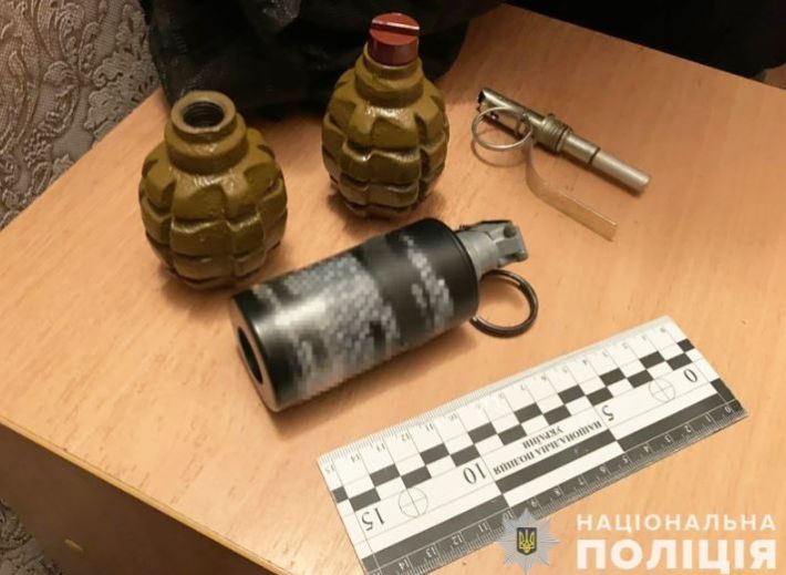 Мешканець Запоріжжя погрожував підірвати гранатою себе та матір