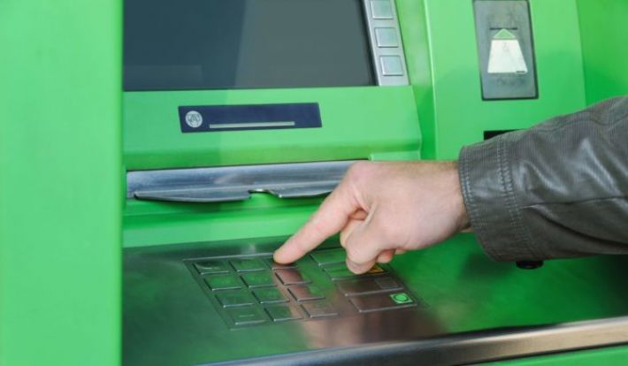 У Запоріжжі рецидивісти зняли гроші зі знайденої картки (фото)