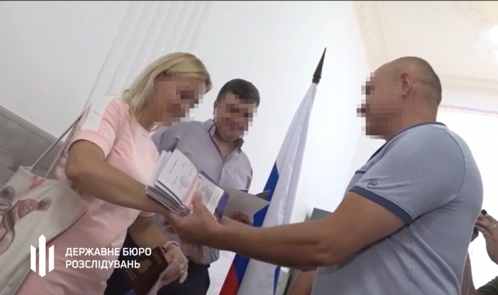 ДБР повідомило про підозру зраднику, який роздає російські паспорти жителям Бердянська (фото)