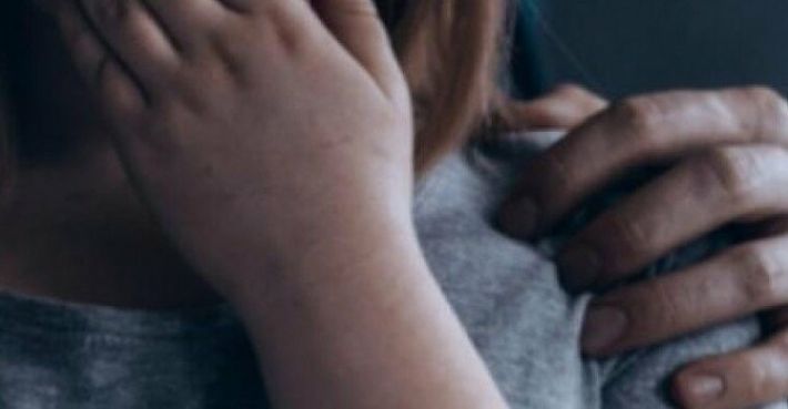 У Запоріжжі чоловік розбестив неповнолітню дівчинку