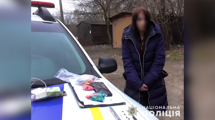 Запорізькі поліцейські викрили дівчину, причетну до розповсюдження наркотиків та психотропів