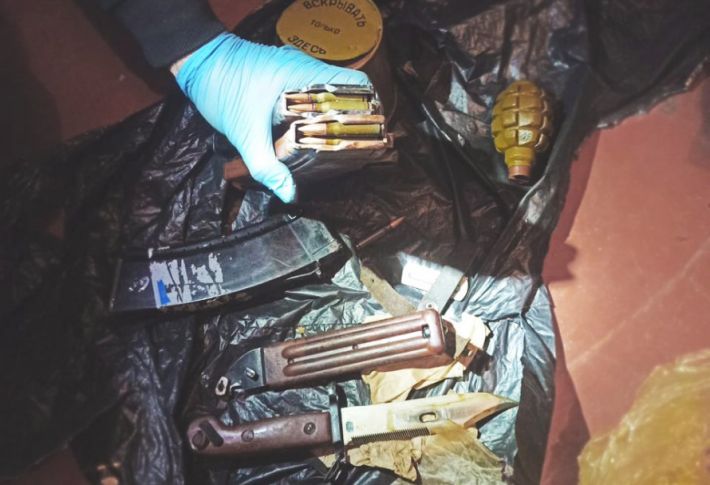 Запорізькі поліцейські розслідували крадіжку, а знайшли ще й зброю та наркотики
