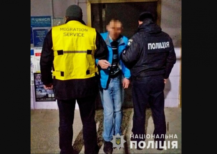 Запорізькі правоохоронці видворили з України іноземця, який звільнився з в’язниці