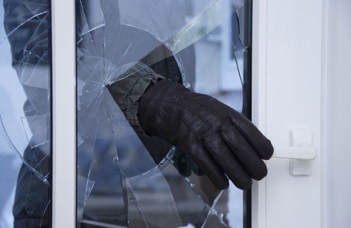 Злодій у Запоріжжі вліз через вікно і намагався викрасти техніку (фото)