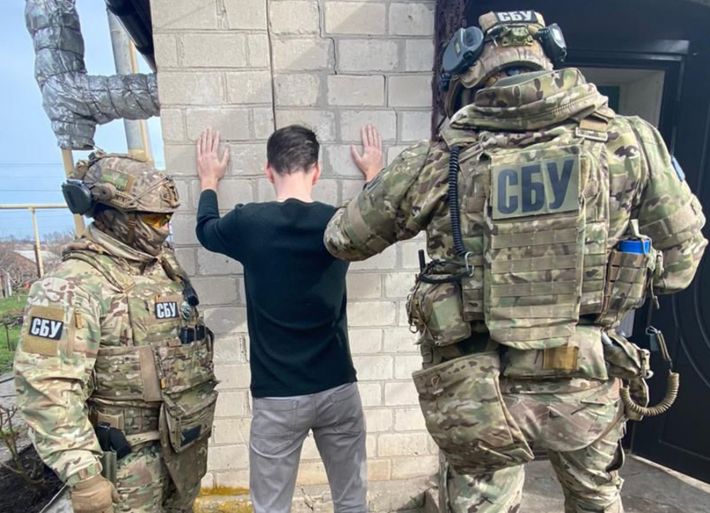 СБУ викрила групу ділків у Запоріжжі, які допомагали громадянам рф “легалізуватися” в Україні (фото)
