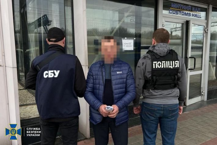 СБУ затримала співробітника Укрзалізниці, який перевозив ухильників за кордон потягом “Запоріжжя – Перемишль” у нелегальний спосіб (фото)