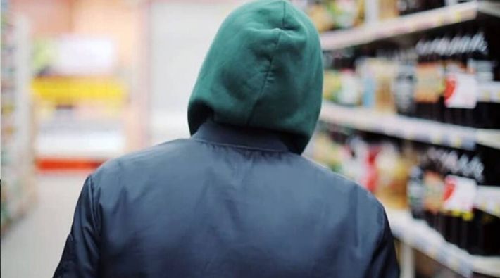 Намагався викрасти алкоголь, тютюнові вироби та морепродукти: у Запоріжжі “на гарячому” затримано грабіжника (ФОТО)