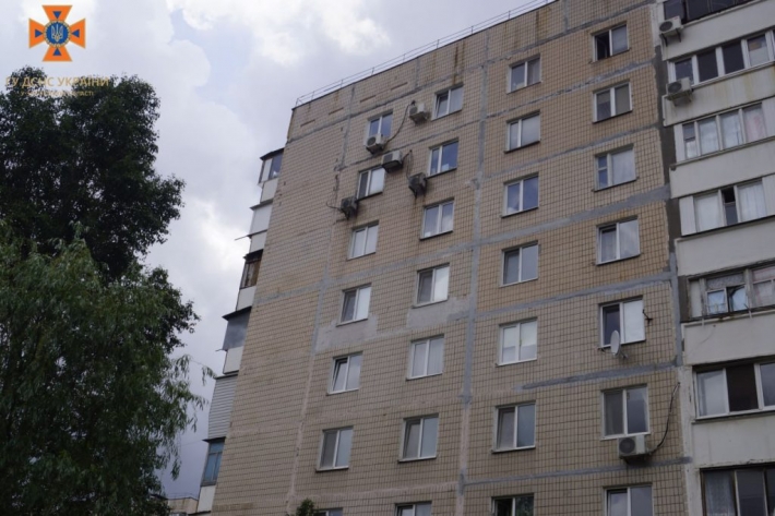 У Запоріжжі врятували дівчину, яка на 8-му поверсі стояла на підвіконні та ледь не впала (фото)