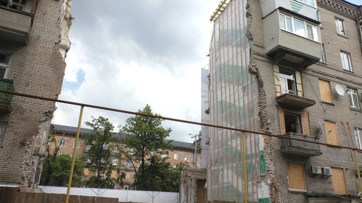 Один іх зруйнованих будинків внаслідок ракетної атаки в Запоріжжі почали реставрувати