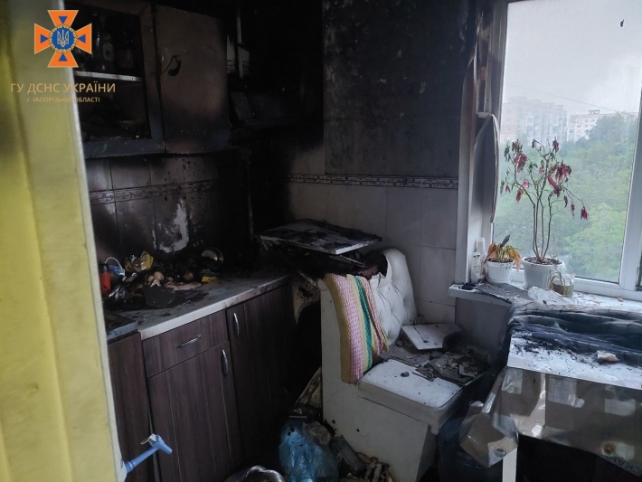 Запорізьки рятувальники вивели людину з квартири, що палала