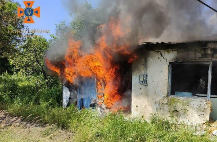 У Пологівському районі через обстріли загорілися будинок і машини