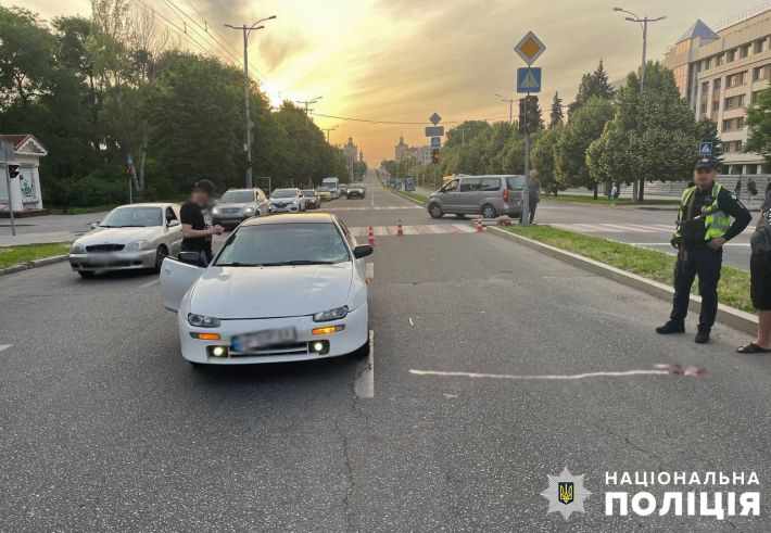 У Запоріжжі поліція встановлює причини та обставини ДТП із потерпілим