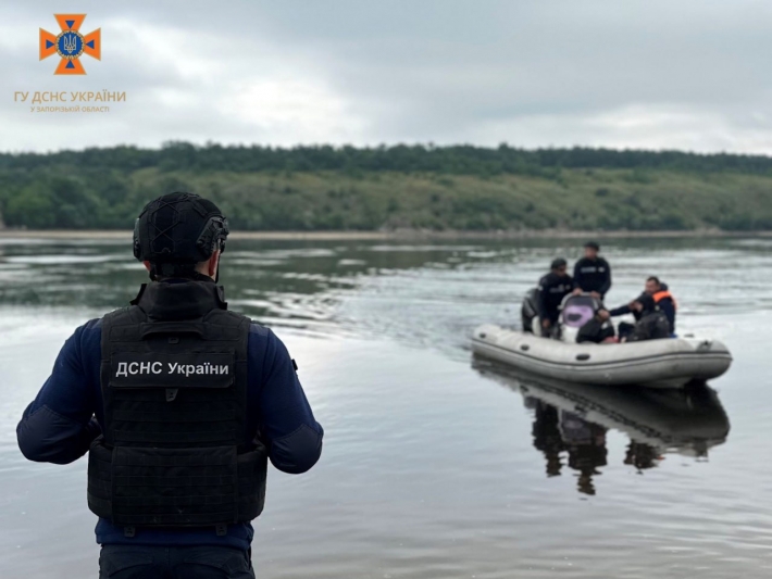 У Запоріжжі рятувальники дістали з води залишки ворожого зенітно-ракетного комплексу С-300 (фото)