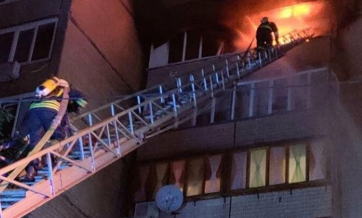 У Запоріжжі рятувальники приборкали пожежу в багатоповерхівці