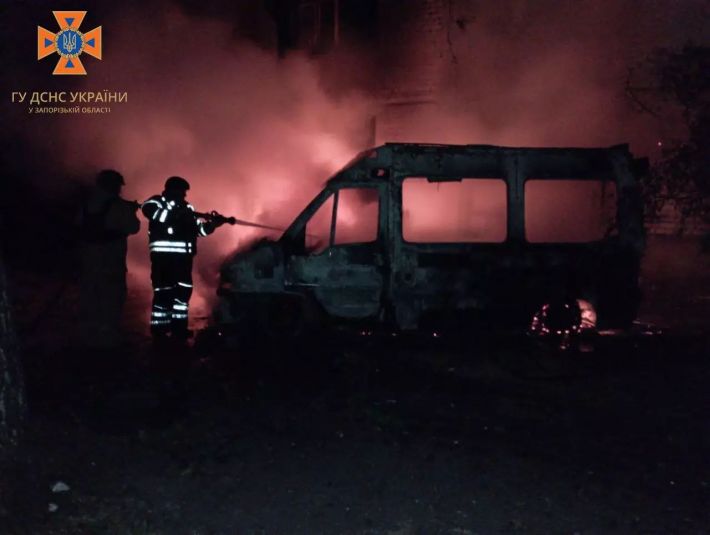 Рятувальники гасили вантажівки, які постраждали від обстрілу рашистів у Запорізькому районі