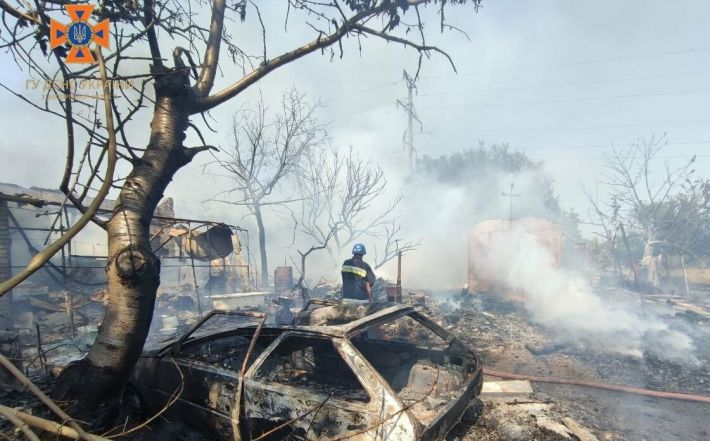 У Запорізькій області внаслідок обстрілів виникли три пожежі: спалахнули будинки та машини