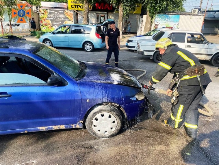 У Запоріжжі біля АЗС загорілося авто