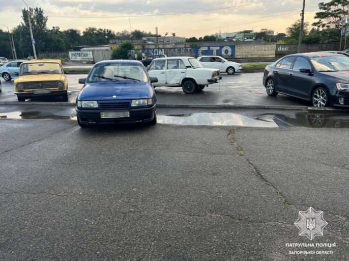 У Запоріжжі п’яний водій “ВАЗа” влетів у кілька автомобілів (фото)
