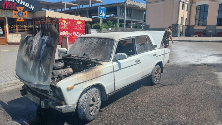 У Запоріжжі вдень спалахнув автомобіль