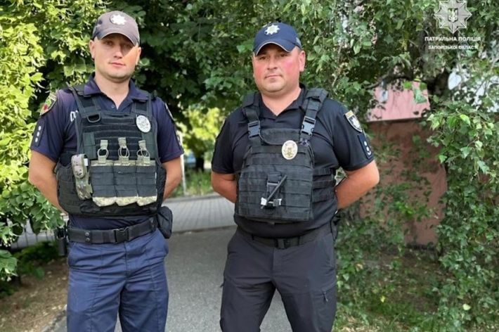 У Запоріжжі патрульні врятували чоловіка затягнувши його у вікно (фото)