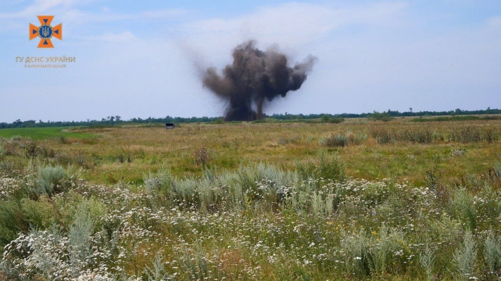 Запорізькі піротехніки ДСНС знищили авіабомбу (фото)
