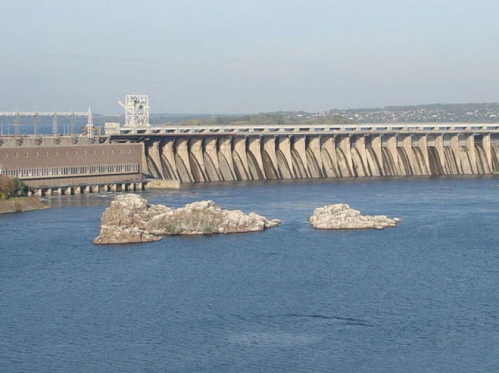 У нижньому б’єфі ДніпроГЕС у Запоріжжі знизився рівень води