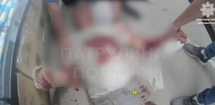У Запоріжжі чоловік порізав собі вени в супермаркеті