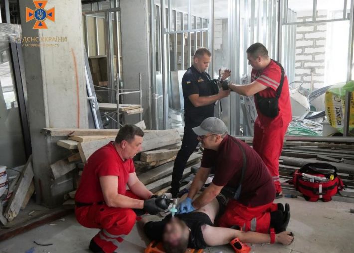 У Запоріжжі в шахті ліфта загинув робітник, ще двоє потрапили до лікарні