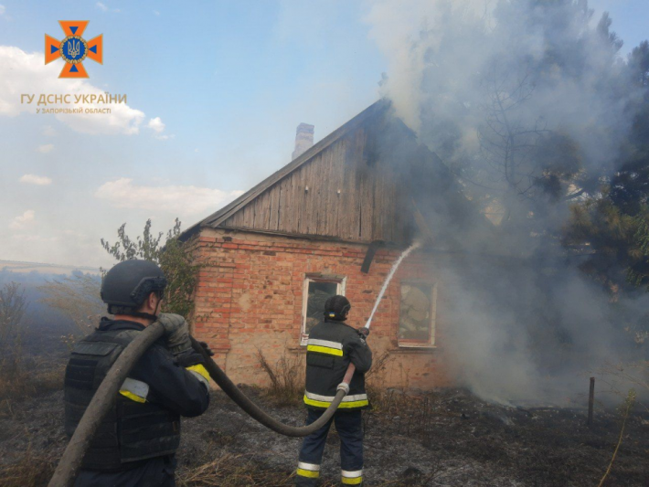 У Запоріжжі внаслідок обстрілів горів житловий будинок