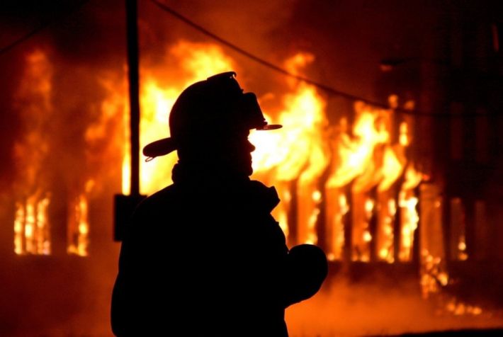 Рашисти обстріляли Степногірськ: загорівся житловий будинок
