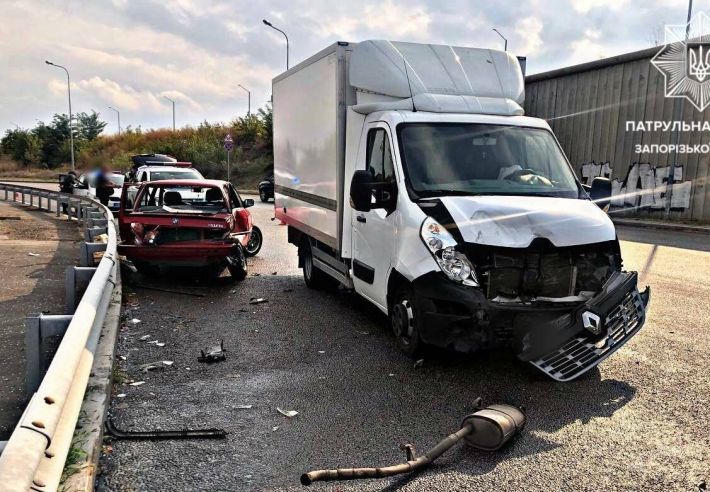 У Запоріжжі в ДТП потрапили вантажівка та легкове авто