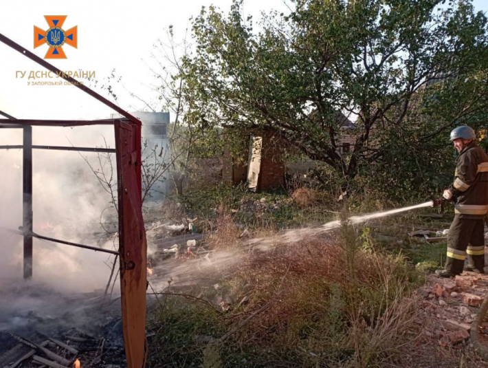 У Запорізькій області внаслідок ворожих обстрілів палахкотіли пожежі