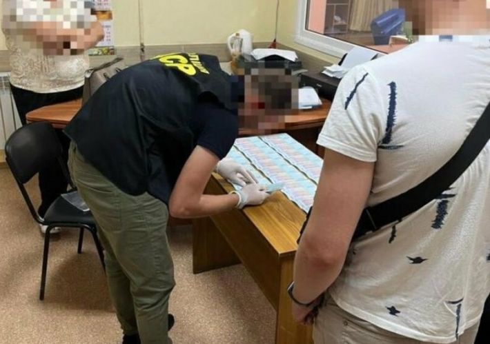 У Запоріжжі на хабарі на місці злочину затримали декана ВНЗ (фото)