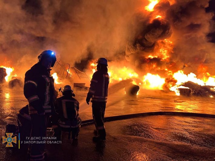 У Запоріжжі 55 рятувальників гасили масштабну пожежу (фото)