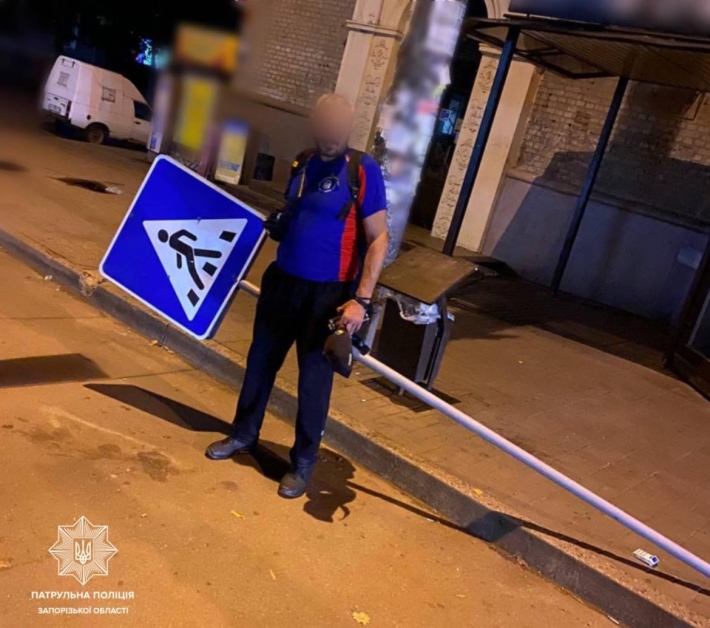 У Запоріжжі чоловік хотів здати на металобрухт дорожній знак, який він же і викрав