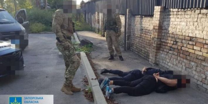У Запоріжжі двоє чоловіків вимагали гроші у дівчини: подробиці