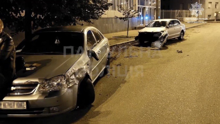 У Запоріжжі п’яний водій врізався у припарковане авто (відео)