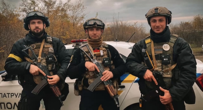 Запорізькі патрульні надали домедичну допомогу чоловіку, який на автівці злетів в кювет (відео)
