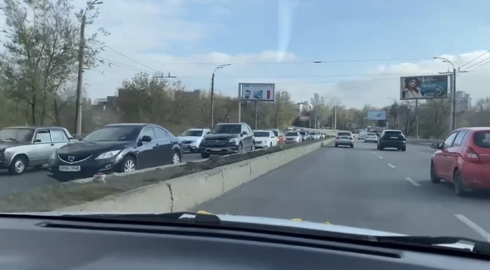 У центрі Запоріжжя через аварію маршрутки з легковиком утворилася пробка (фото, відео)