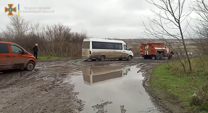 Рятувальники продовжують надавати допомогу громадянам на «Дорозі життя» у Запорізькій області (фото)