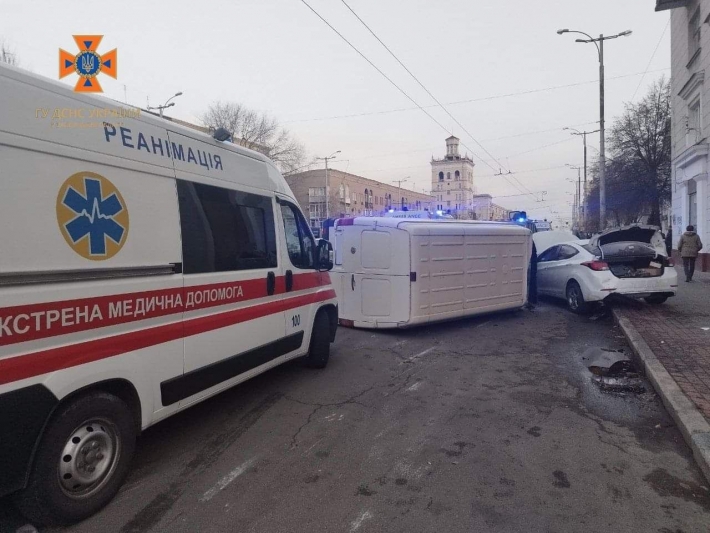 В Запоріжжі на Проспекті перекинувся мікроавтобус (фото)