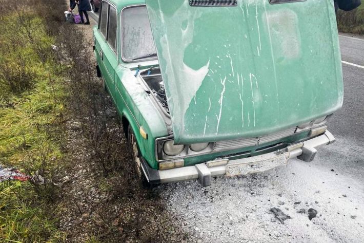 На Запоріжжі гвардійці допомогли пенсіонерам погасити палаючу автівку