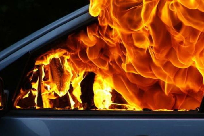 У Запоріжжі в гаражі горіло авто в гаражі