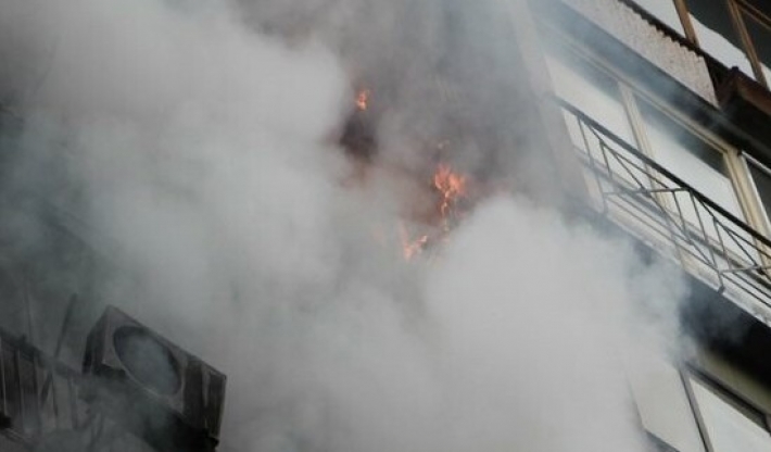 Пожежу в запорізькій багатоповерхівці гасили 10 рятувальників